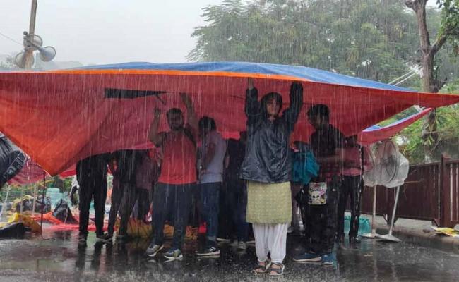 धर्मतला में जूनियर डॉक्टरों का आंदोलन जारी, सरकार को दी 24 घंटे की चेतावनी और अनशन की घोषणा