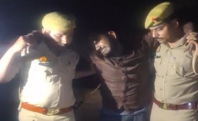 अमेठी में दाे मासूमाें समेत शिक्षक परिवार का हत्यारे चंदन वर्मा की पुलिस से हुई मुठभेड़