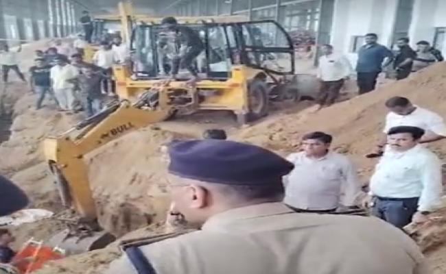 गुजरात के मेहसाणा में बड़ा हादसा, मिट्टी धंसने से निर्माण स्थल पर 9 श्रमिकों की मौत