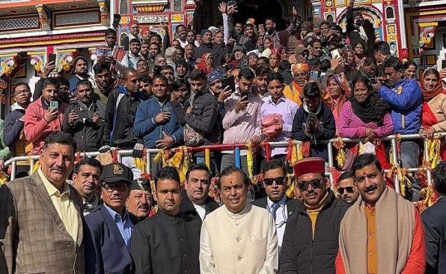 ​उद्योगपति मुकेश अंबानी ने केदारनाथ व बद्रीविशाल के किए दर्शन, 5.02 कराेड़ का दिया दान