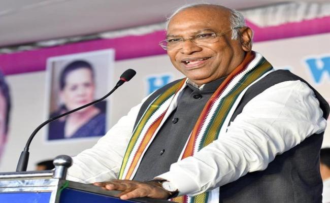 कांग्रेस अध्यक्ष पद पर खरगे को दो साल हुए पूरे, बधाई देने पहुंचे राहुल गांधी व अन्य नेता