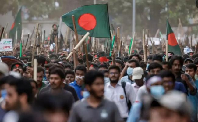 बांग्लादेशः हसीना की पार्टी की छात्र इकाई के कार्यकर्ताओं का आज ढाका में सरकार के खिलाफ प्रदर्शन