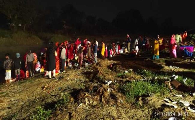 कार्तिक पूर्णिमा पर  स्वर्ण रेखा  सहित अन्य नदियों में लोगों ने लगाई आस्था की डुबकी