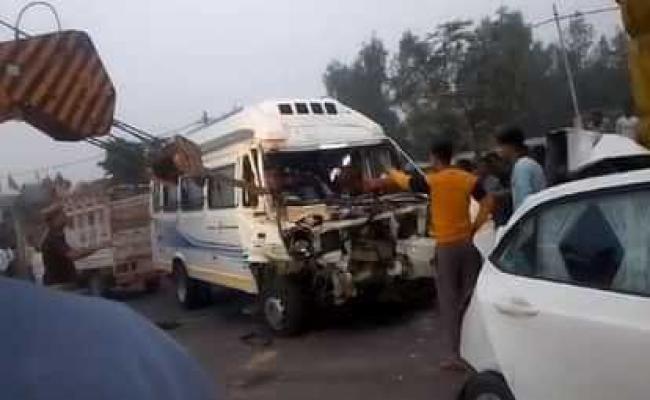 अयोध्या लखनऊ हाईवे पर सड़क दुर्घटना, तीन लोगों की मौत,15 घायल