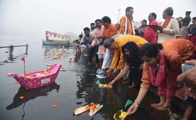 कार्तिक पूर्णिमा के अवसर पर  झूलेलाल पार्क गोमती रिवर बैंक पर आयोजित उड़िया समाज द्वारा बोईटा वंदना कार्यक्रम में दीप प्रवाह करते उड़िया समाज के लोग