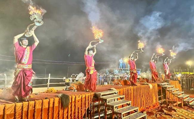 बलिया : कार्तिक पूर्णिमा पर भव्य लेजर शो और गंगा आरती के बाद लाखों ने लगाई आस्था की डुबकी