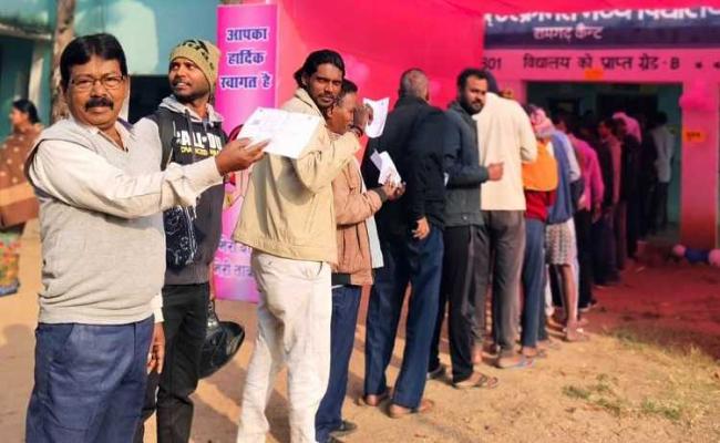 रामगढ़ में पहले दाे घंटे में 15.87 प्रतिशत हुआ मतदान