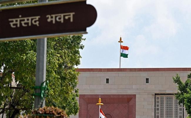 कांग्रेस नेताओं ने अडाणी मुद्दे पर लोकसभा में चर्चा के लिए स्थगन प्रस्ताव का नोटिस दिया