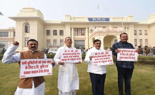 सीपीआई  और सीपीएम के विधायकों का किसानों के मुद्दे पर विधानसभा सीतकालीन के दौरान प्रदर्शन