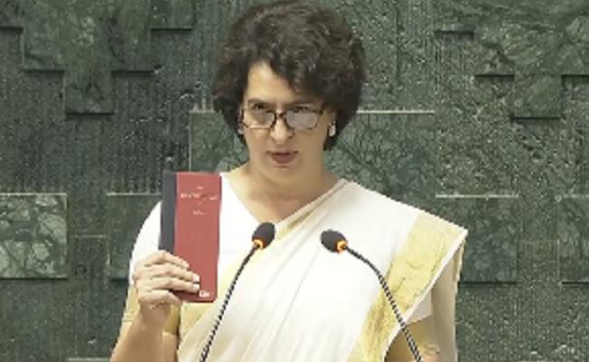 प्रियंका और चव्हाण ने लोकसभा सदस्य के रूप में शपथ ली