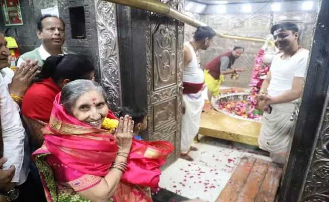 प्रधानमंत्री मोदी की पत्नी जशोदा बेन पहुंचीं उज्जैन, किए भगवान महाकाल के दर्शन