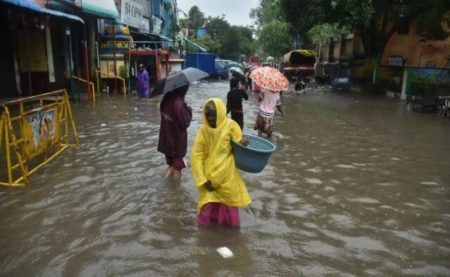 चक्रवाती तूफान फेंजल तमिलनाडु-पुडुचेरी के तटों के करीब पहुंचा, तटीय जिलों में भारी बारिश
