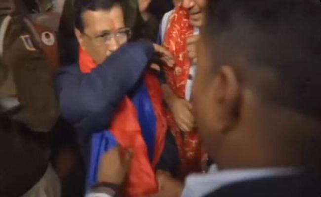 दिल्ली के पूर्व मुख्यमंत्री अरविंद केजरीवाल पर फेंका तरल पदार्थ
