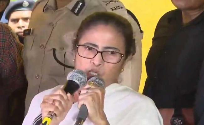 बांग्लादेश की स्थिति पर ममता ने जताई चिंता, कहा-केंद्र सरकार उठाए स्पष्ट कदम