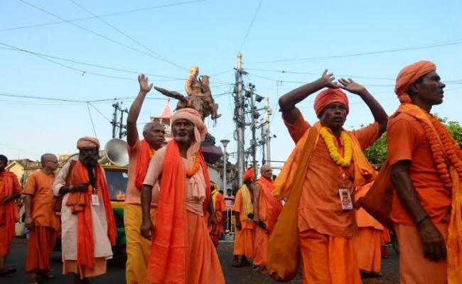 भारत-बांग्लादेश सीमा पर सैकड़ाें हिंदू साधु-संतों का प्रदर्शन, अल्पसंख्यकों पर हो रहे अत्याचारों काे राेकने और आध्यात्मिक गुरु की रिहाई की मांग