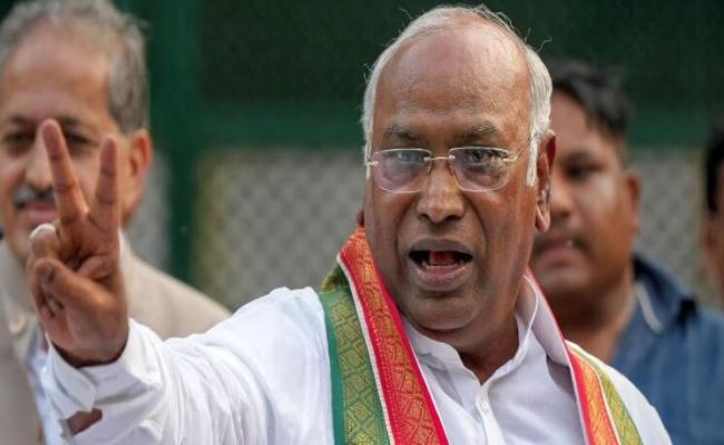 BJP ने संविधान की धज्जियां उड़ाईं, उपासना स्थल कानून को तार-तार किया: खड़गे