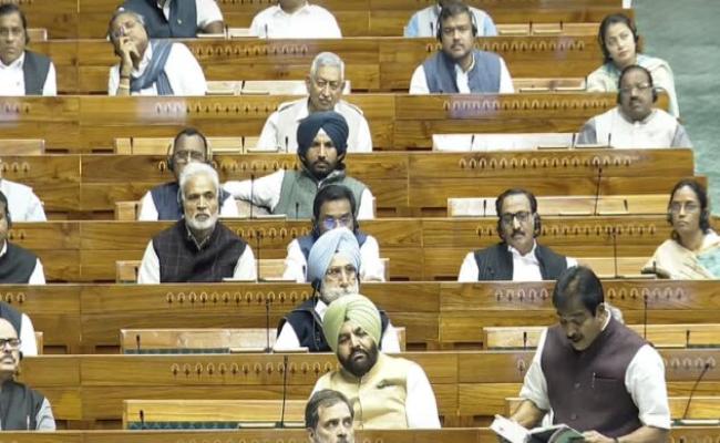 लोकसभा में नहीं पारित हो सका रेलवे विधेयक, विपक्ष के हंगामे के बीच कार्यवाही दिन भर के लिए स्थगित