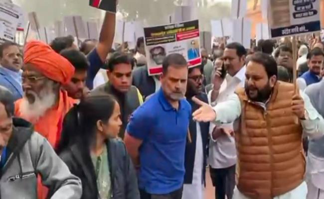 राहुल गांधी को संसद में जाने से बीजेपी सांसदों ने रोका, धक्का-मुक्की में गिरे बीजेपी सांसद सारंगी, सिर में लगी चोट