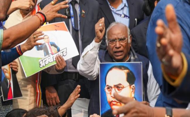 आंबेडकर का अपमान के बाद शांतिपूर्ण प्रदर्शन रोकने के लिए धक्का-मुक्की कराते हैं मोदी जी- खड़गे