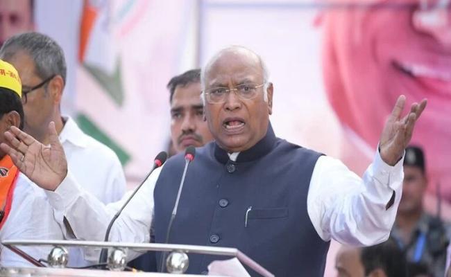 मनुवादी विचारधारा थोपना और युवाओं के साथ विश्वासघात ही मोदी सरकार की शिक्षा नीति हैः खड़गे