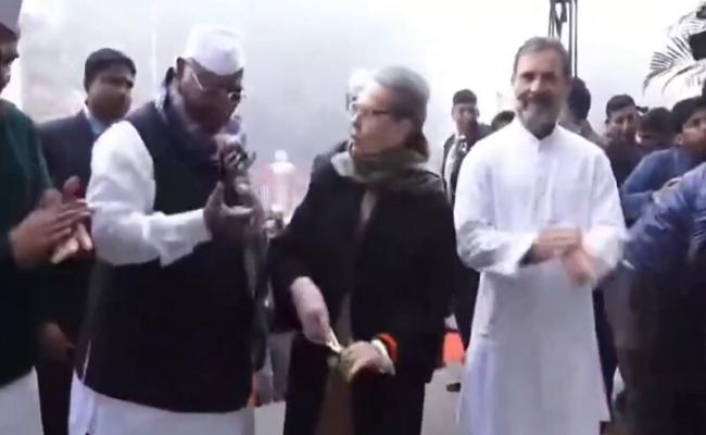 कांग्रेस के नए मुख्यालय 'इंदिरा भवन' का सोनिया गांधी ने किया उद्घाटन