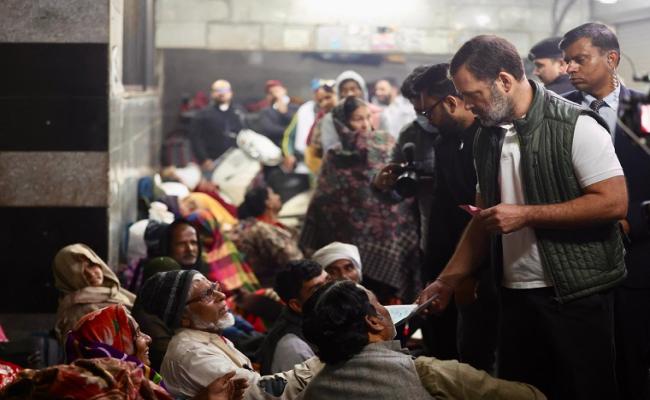 राहुल गांधी ने दिल्ली AIIMS का किया दौरा, सर्दी में फुटपाथ पर सो रहे मरीजों के परिजनों का जाना हाल