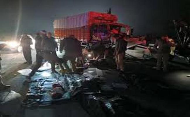 प्रयागराज के महाकुंभ से नई दिल्ली लौट रहे परिवार के चार सदस्यों की भीषण सड़क दुर्घटना में मौत
