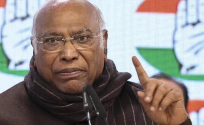 असहमति का गला घोटना सरकार की एकमात्र नीति, 'एक राष्ट्र, एक पार्टी' थोपने की कोशिश :  खड़गे