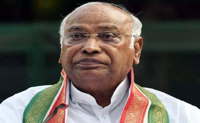 कांग्रेस अध्यक्ष खरगे ने महाकुंभ में हुई भगदड़ पर दुख जताया