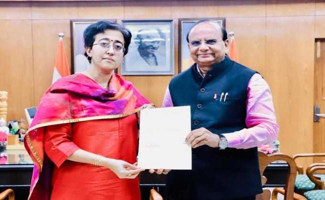 आतिशी ने दिल्ली के मुख्यमंत्री पद से दिया इस्तीफा