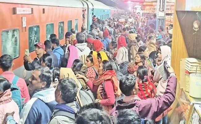 बिहार: भीड़ ने ट्रेन के एसी कोच के शीशे तोड़े, जा रहे थे कुंभ