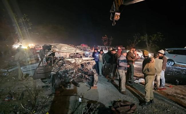 प्रयागराज के मेजा में महाकुंभ आ रहे तीर्थयात्रियों की बस और बोलेरो में टक्कर, 10 की मौत