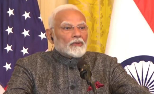 अमेरिका में अडानी का नाम सुनते ही उड़ गया मोदी जी के चेहरे का रंग