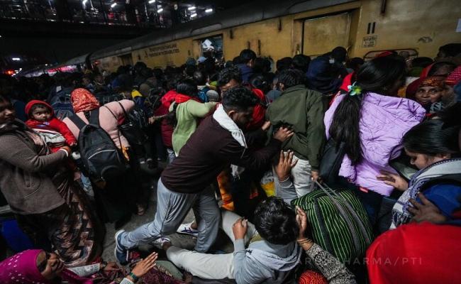 नई दिल्ली रेलवे स्टेशन में मची भगदड़ में 18 लोगों की मौत,राष्ट्रपति व प्रधानमंत्री सहित सभी प्रमुख हस्तियों ने जताया दुख