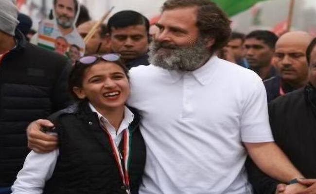रोहतक : कांग्रेस महिला कार्यकर्ता को हत्या, सड़क किनारे सूटकेस में मिला शव