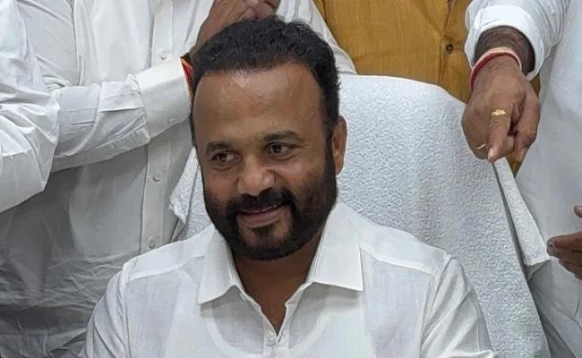 महाराष्ट्र: महिला को अश्लील फोटो भेजने के आरोपी मंत्री और BJP नेता जयकुमार से विपक्षी दलों ने मांगा इस्तीफा
