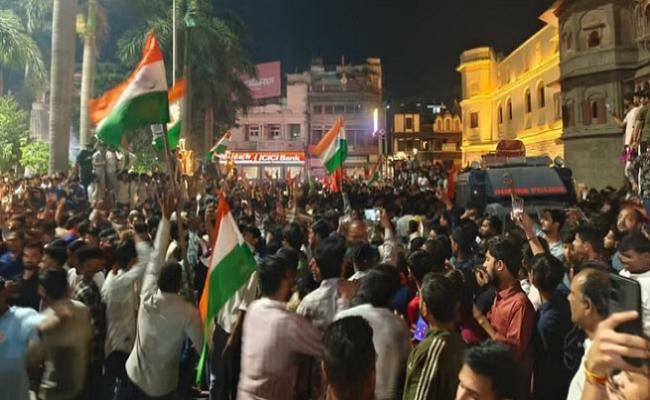 भारत की जीत का मप्र में जश्न, तिरंगा लहराते हुए सड़कों पर निकले लोग, जमकर की आतिशबाजी