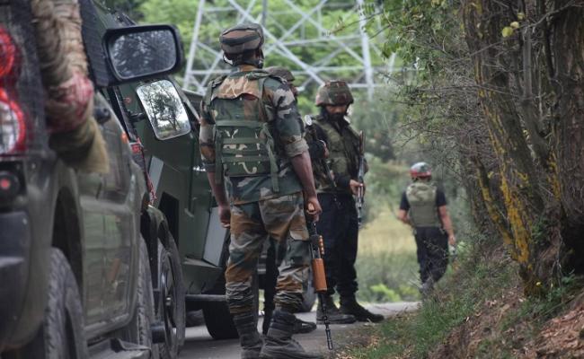हंदवाड़ा में मुठभेड़ जारी, 2-3 आतंकवादियों के फंसे होने की आशंका