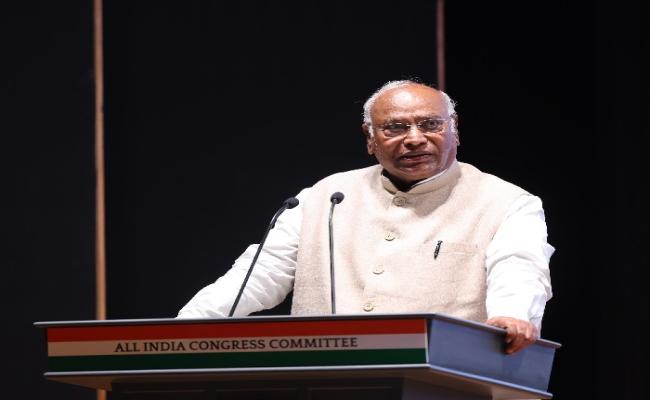 कांग्रेस आलाकमान ने 13 राज्यों और 3 केंद्र शासित प्रदेशों के जिलाध्यक्षों के साथ की मैराथन बैठक