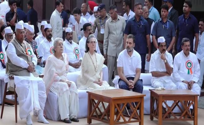 साबरमती आश्रम की प्रार्थना सभा में शामिल हुए खरगे, सोनिया-राहुल समेत दिग्गज कांग्रेस नेता
