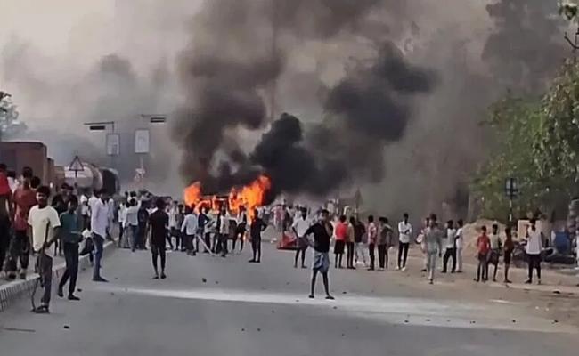बड़ी खबर : बंगाल में वक्फ कानून के खिलाफ प्रदर्शन के दौरान हिंसा, पथराव, गाड़ियां फूंकीं