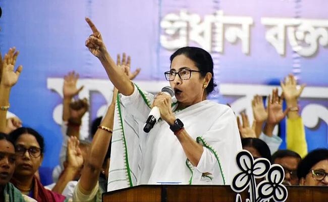 BJP ने बाहरी लोगों को बुलाकर मुर्शिदाबाद में कराई हिंसा, लोगों को उकसाया: ममता बनर्जी