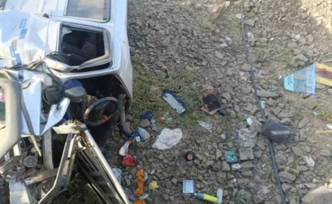 मप्र के रायसेन में पुलिया के टकराकर 10 फीट गहरी खाई में गिरी, छह लोगों की मौत
