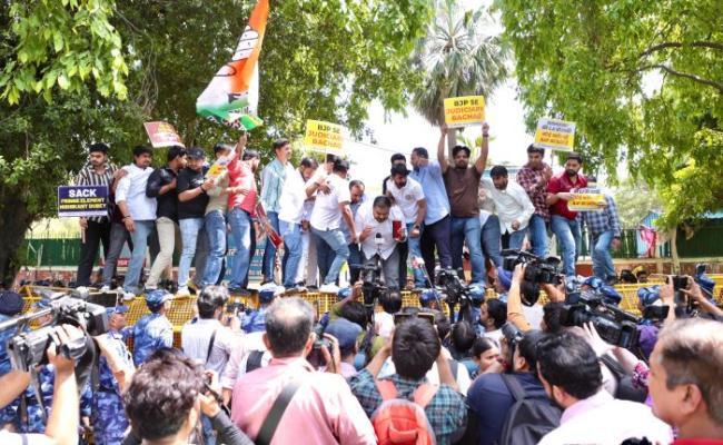 युवा कांग्रेस ने सांसद निशिकांत दुबे के विवादित बयान के विरोध में किया जोरदार प्रदर्शन