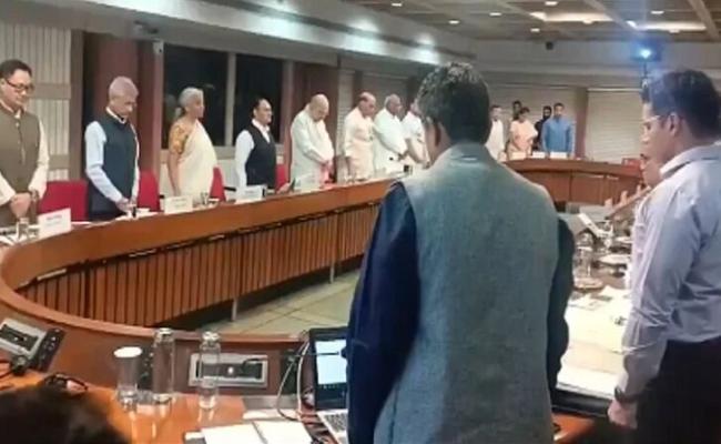 ​सर्वदलीय बैठक बैठक में पहलगाम आतंकी हमले पर चर्चा: नेताओं ने आतंकी शिविरों को नष्ट करने की मांग की