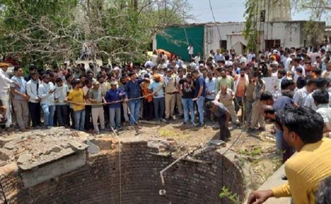 मप्र के मंदसौर जिले में बाइक को टक्कर मारकर कुएं में गिरी वैन, 12 लोगों की मौत