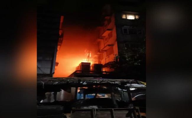 कोलकाता में देखते-देखते आग की लपटों से घिरा होटल, 14 की मौत, सात को सुरक्षित बचाया गया