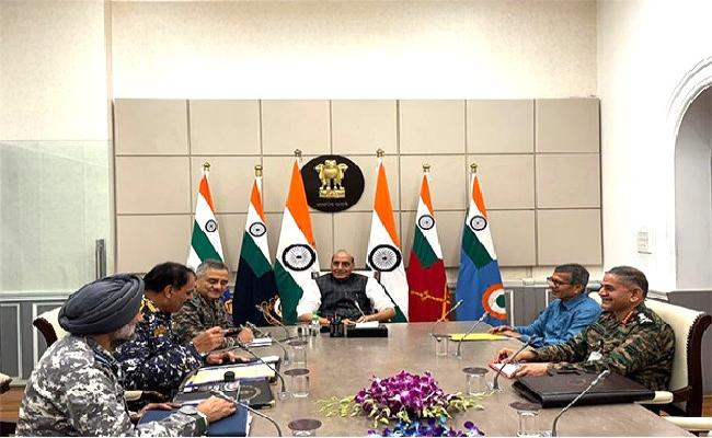 सेनाओं ने सरकार को दिलाया भरोसा- सभी नापाक मंसूबों का बलपूर्वक जवाब दिया जाएगा