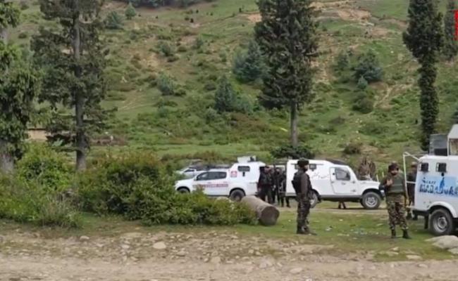 शोपियां में सुरक्षाबलों के साथ मुठभेड़, तीन आतंकवादी ढेर