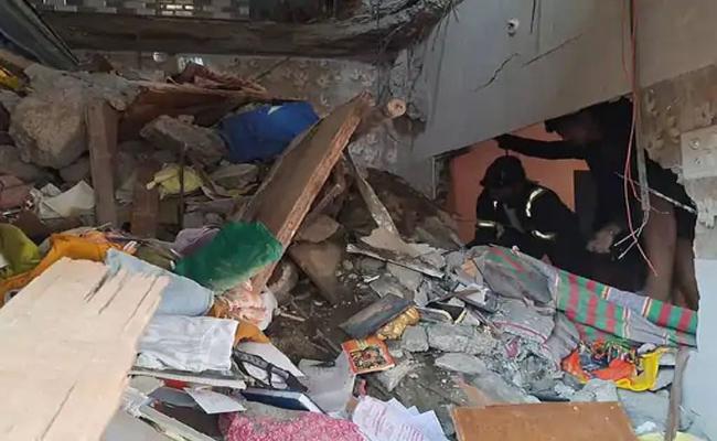 कल्याण में चार मंजिला इमारत का हिस्सा गिरने से चार की मौत, चार घायल